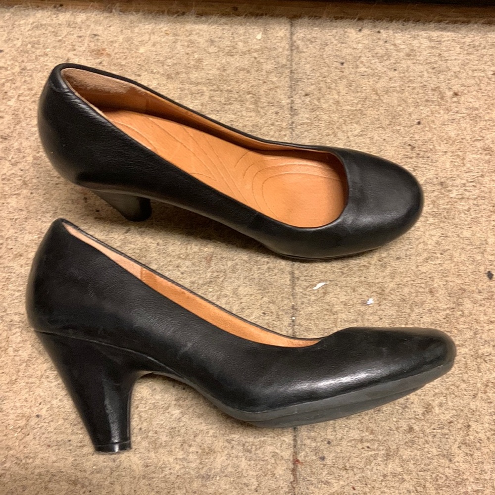 Clarks Black Leather Classic Mid Heel Pumps